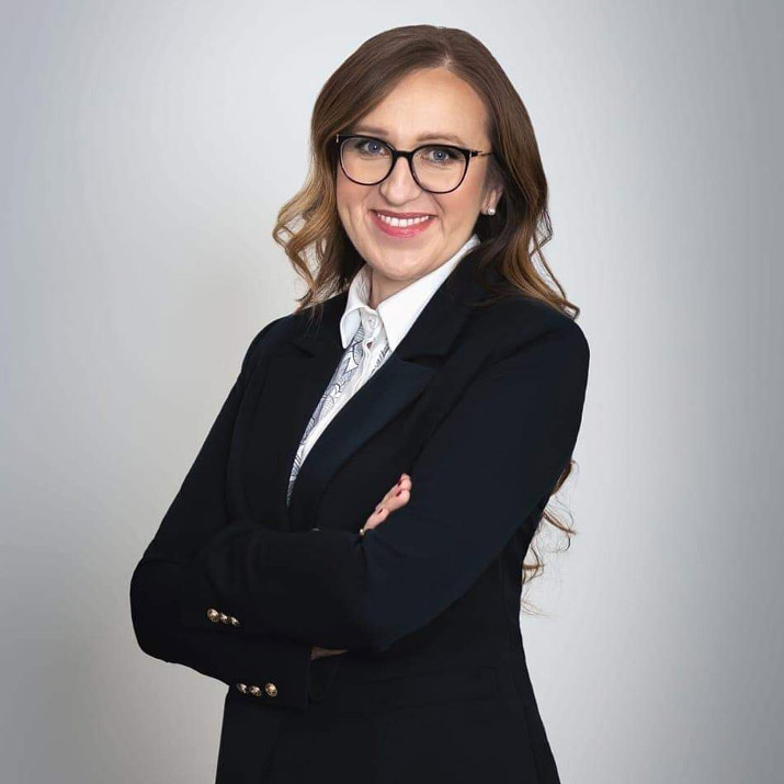 absolwentka Wydziału Prawa i Administracji Uniwersytetu im. Adama Mickiewicza w Poznaniu, członek Okręgowej Izby Radców Prawnych w Poznaniu zdobyła szerokie doświadczenie zawodowe, reprezentując Klientów na wszystkich etapach prowadzonych postępowań, w szczególności negocjacyjnych, przedsądowych, sądowych i egzekucyjnych specjalista z prawa cywilnego i gospodarczego, obecnie prowadzi liczne sprawy i spory sądowe w zakresie prawa cywilnego i bankowego zajmuje się bieżącą obsługą osób fizycznych i podmiotów gospodarczych posługuje się językiem angielskim i niemieckim