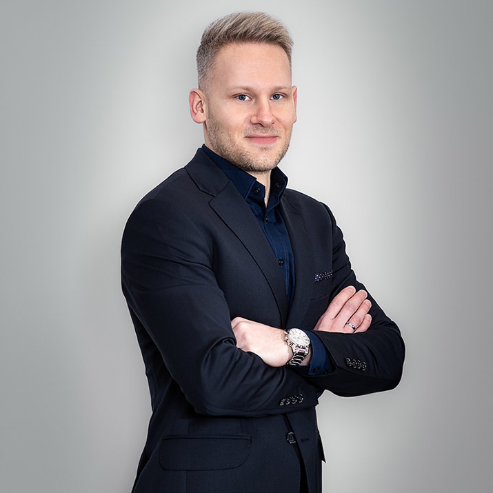 absolwent Wydziału Prawa i Administracji Uniwersytetu im. Adama Mickiewicza w Poznaniu, członek Wielkopolskiej Izby Adwokackiej w Poznaniu doświadczenie zawodowe zdobywał w uznanych kancelariach adwokackich w Poznaniu, odbywał również liczne praktyki w sądach powszechnych specjalista z prawa cywilnego i administracyjnego, reprezentuje Klientów w licznych sprawach sądowych i sądowo-administracyjnych zajmuje się bieżącą obsługą osób fizycznych i podmiotów gospodarczych posługuje się językiem niemieckim i angielskim